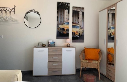 Zullwil Bed & Breakfast | West-Side doubleroom + Singlebed/shower WC/outside veranda/Castel & Garden view