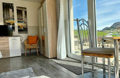 Zullwil Bed & Breakfast | West-Side doubleroom + Singlebed/shower WC/outside veranda/Castel & Garden view