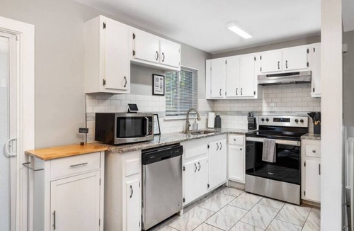 Collier Heights House | West Side Family-Friendly Modern Haven - Sleeps 12
