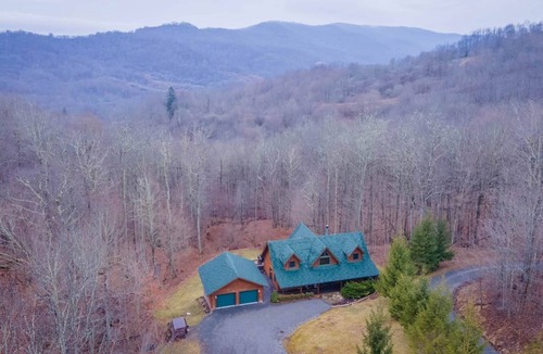 Mace Cabin | West Virginia Luxury Cabin, near Snowshoe, in Beautiful Sunset Mountain Village
