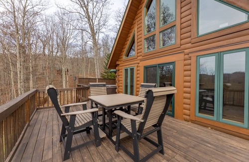 Mace Cabin | West Virginia Luxury Cabin, near Snowshoe, in Beautiful Sunset Mountain Village