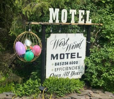 Fleischmanns Hotel | West Wind Motel