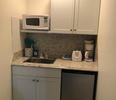Clayton Hotel | West Winds Motel & Cottages