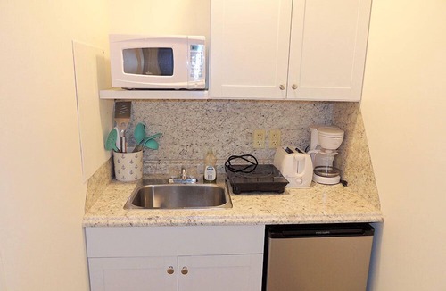 Clayton Hotel | West Winds Motel & Cottages