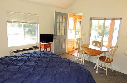 Clayton Hotel | West Winds Motel & Cottages