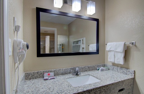 Clinton Hotel | Westbridge Inn and Suites