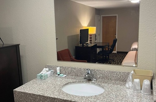 Centerville Hotel | Westbridge Inn & Suites
