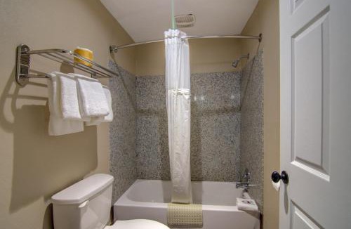 Clinton Hotel | Westbridge Inn & Suites