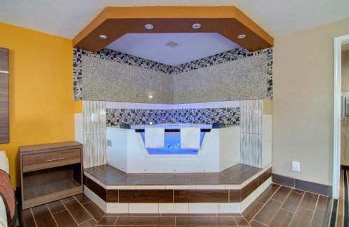 Clinton Hotel | Westbridge Inn & Suites