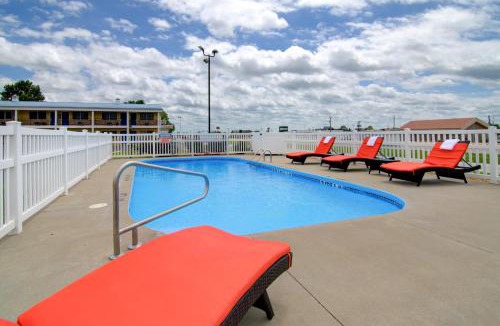Clinton Hotel | Westbridge Inn & Suites