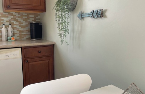 St. Catharines Apartment | WESTCHESTER RESET | Stylish 1BR w/Deck, Yard, BBQ, Extended Stays, Pets Welcome