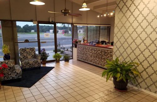South Pensacola Hotel | Western Inn - Pensacola