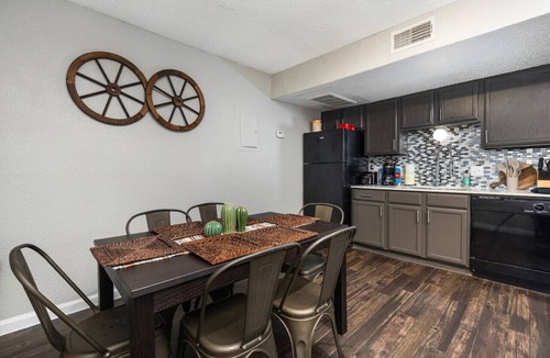 Fort Worth Apartment | Western Modern 2 Story Loft: Pool, Gym, Biz Center