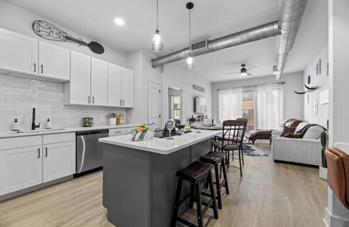 Dallas Design District Apartment | Western Saloon 2BR 4Bed Prime Location
