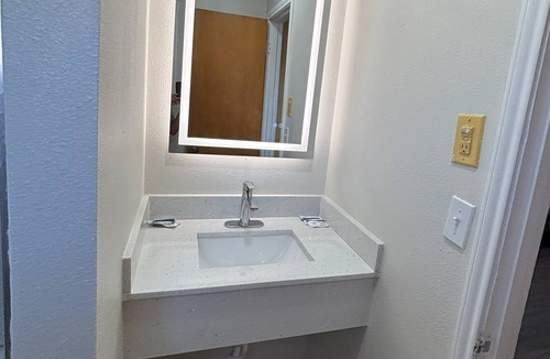 Clarendon Hotel | Western Skies Motel