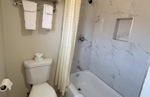 Clarendon Hotel | Western Skies Motel