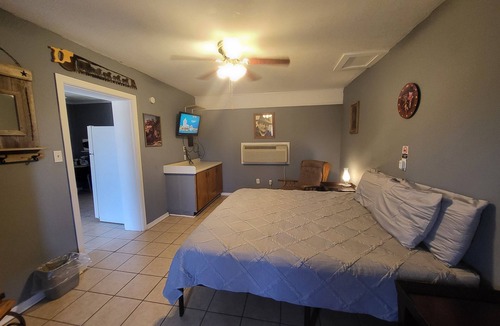 Buchanan Dam Cabin | Western Suite