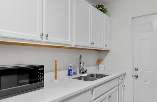 Lakeside House | Western Themed 2 Bed in central El Paso 3 min from Refinery