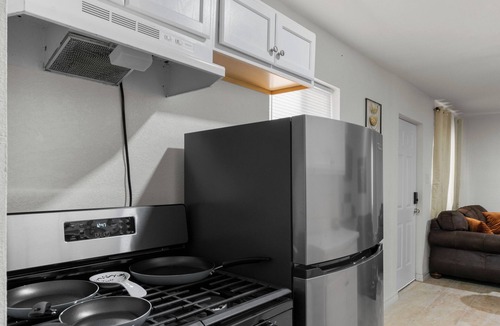 Lakeside House | Western Themed 2 Bed in central El Paso 3 min from Refinery