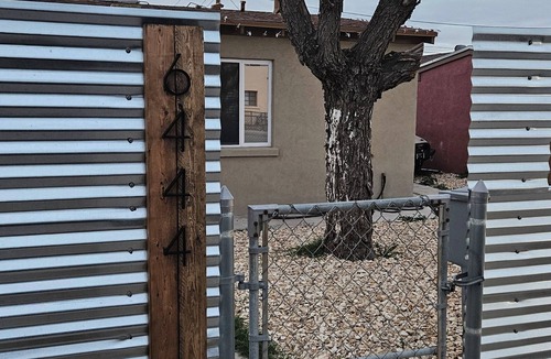 Lakeside House | Western Themed 2 Bed in central El Paso 3 min from Refinery