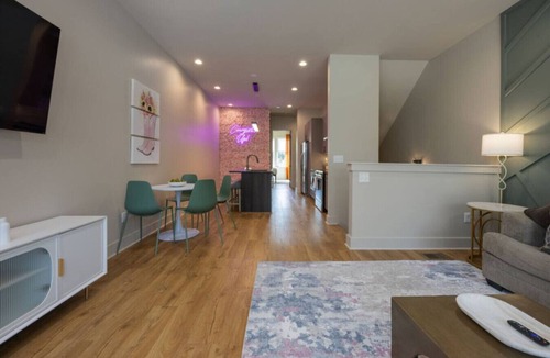 Radnor House | Western Vibes | Private Rooftop Lounge