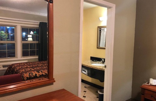 Willits Hotel | Western Village Inn