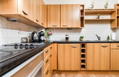 Sheffield City Centre Apartment | Westfield Plaza - Spacious Central Apartment