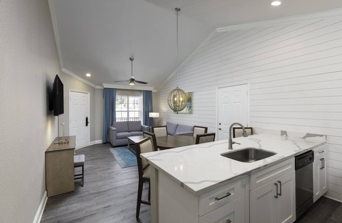 Hollister Hotel | Westgate Branson Lakes Resort