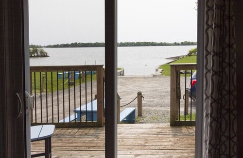 Bloomfield Apartment | Westlake Cottages - Wellington Lodge, right on the lake