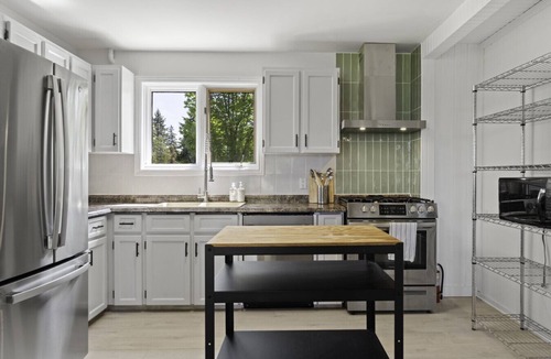 Picton House | Westlake waterfront, hot tub, dock,4 mins to beach