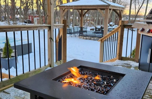 Picton House | Westlake waterfront, hot tub, dock,4 mins to beach