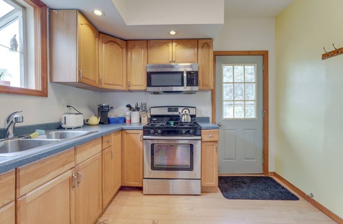 Westmont House | Westmont Home w/Hot Tub! Walk to Metra Station