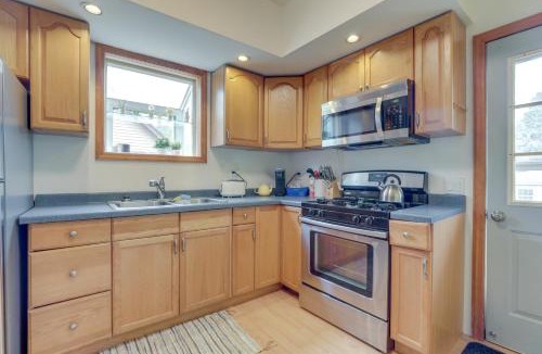 Westmont House | Westmont Home w/Hot Tub! Walk to Metra Station