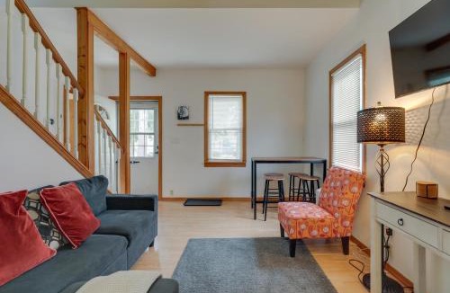 Westmont House | Westmont Home w/Hot Tub! Walk to Metra Station