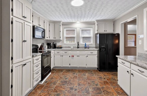 Danville House | Westover Hills Cottage/Hot Tub/5 beds/2 bath