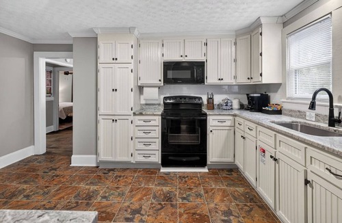 Danville House | Westover Hills Cottage/Hot Tub/5 beds/2 bath