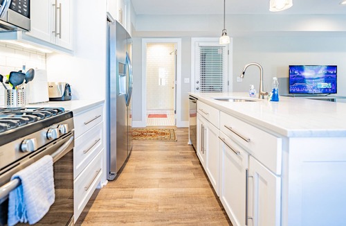 West Plaza Condo | Westport Loft Above Shops w/Private Entrance!