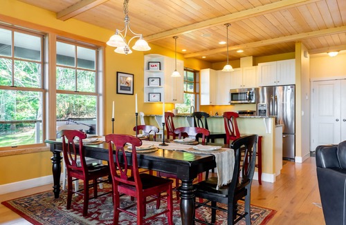 Lagoon Point House | Westside Waterfront View Home - AvantStay | Hottub