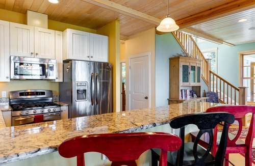 Lagoon Point House | Westside Waterfront View Home - AvantStay | Hottub