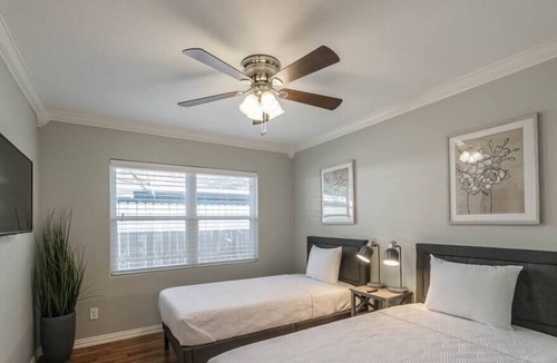 Spring Branch West House | Westview Memorial, City Centre, Pet Friendly