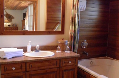 Buckhorn Hotel | Westwind Inn on the Lake