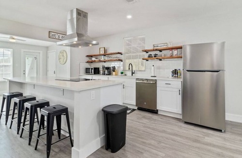 Jefferson House | WeWelcome you to our 4 Bed 3 Full Bath Duplex