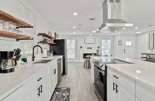 Jefferson House | WeWelcome you to our 4 Bed 3 Full Bath Duplex