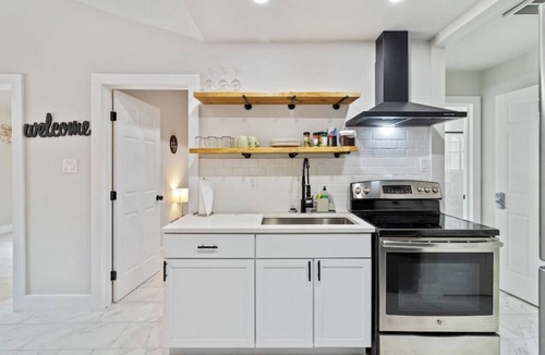 Whispering Oaks House | WeWelcome you to our Suburban Luxury Apartment