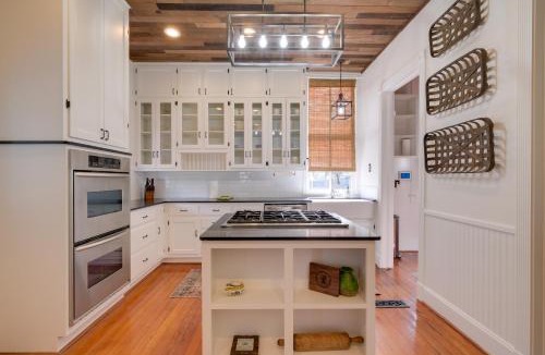 Columbus House | WFH Friendly: Abode w/Balcony in Columbus!