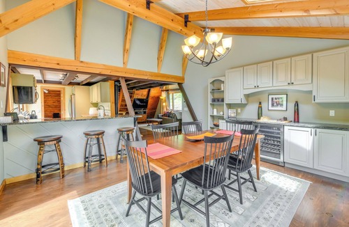 Warren Cabin | WFH-Friendly Cabin w/Saltwater Hot Tub in Warren