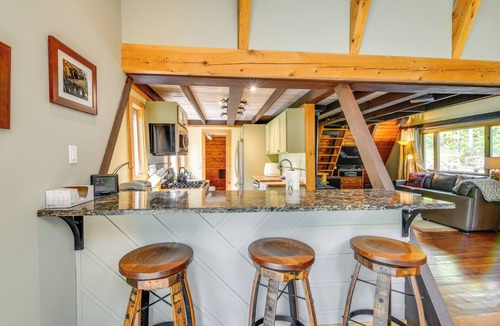 Warren Cabin | WFH-Friendly Cabin w/Saltwater Hot Tub in Warren