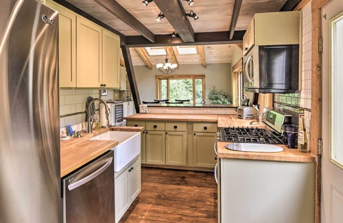 Warren Cabin | WFH-Friendly Cabin w/Saltwater Hot Tub in Warren