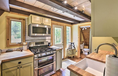 Warren Cabin | WFH-Friendly Cabin w/Saltwater Hot Tub in Warren