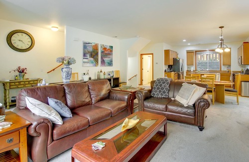 Everett House | WFH-Friendly Townhome Rental Near Ferry in Everett